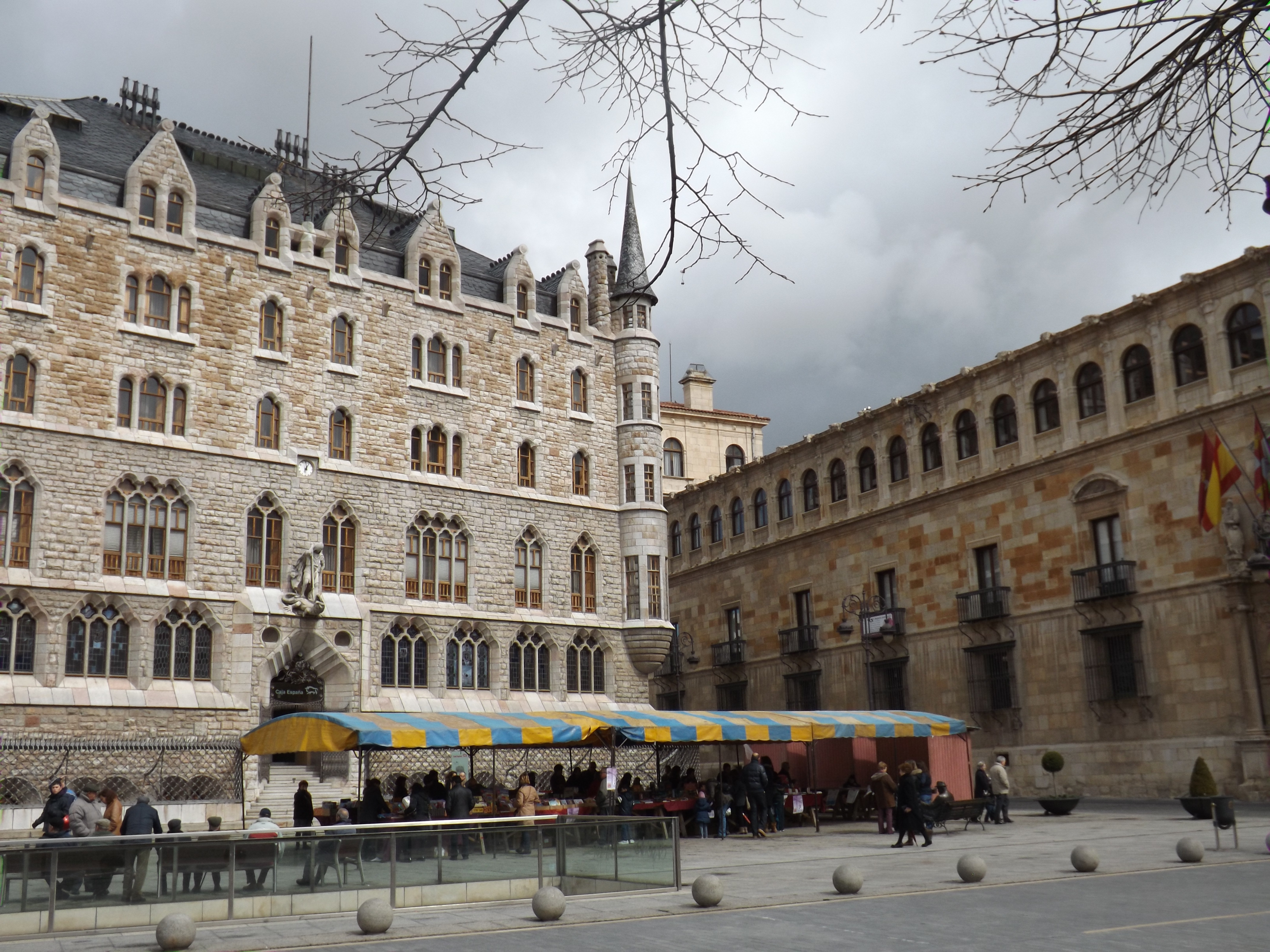 <p>El PSOE denuncia la colocaci&oacute;n de carpas delante de los monumentos</p>