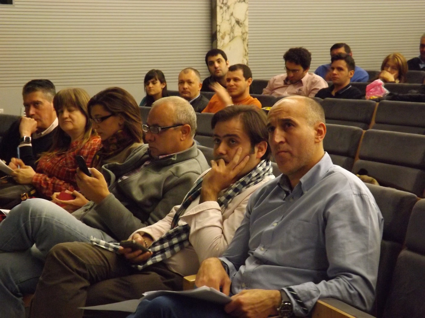 El PSOE local escenifica su propuesta de tender la mano a la provincial