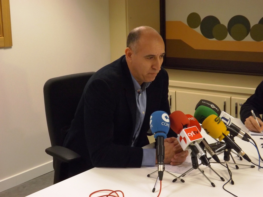 El PSOE cree que la idea final para integrar en la ciudad Feve mantendr&aacute; la brecha y plagar&aacute; el recorrido con pasos a nivel